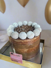Load image into Gallery viewer, Cake of the Month- 6”Cake of the Month- Vanilla with white brigadeiro and berry jam!