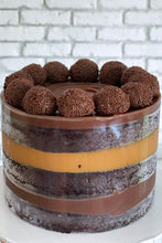 Load image into Gallery viewer, Cake of the Month- 6”Cake of the Month- Vanilla with white brigadeiro and berry jam!