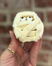 Load image into Gallery viewer, Spooky Large Cupcake (filled with Doce de Leite or Brigadeiro)
