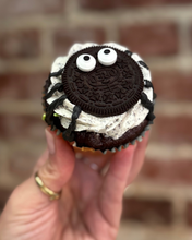 Load image into Gallery viewer, Spooky Large Cupcake (filled with Doce de Leite or Brigadeiro)

