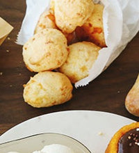 Load image into Gallery viewer, Mini Pão de Queijo / Mini Cheese Bun Party of 50 - Baked
